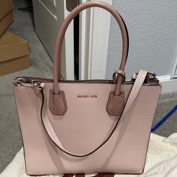 Michael Kors Handbags - Michael Kors Mercer Large Pebbled Leather Accordion Tote Bag